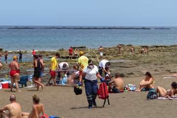 Una mujer se siente indispuesta en la playa de Salinetas y es evacuada en una ambulancia del SUC (Foto TA)